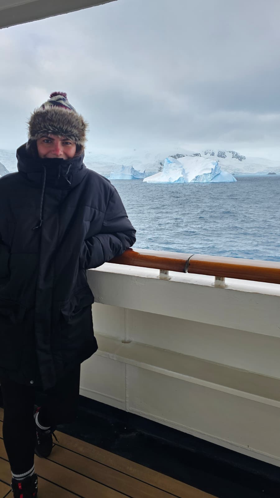 Nora vor einem Eisberg