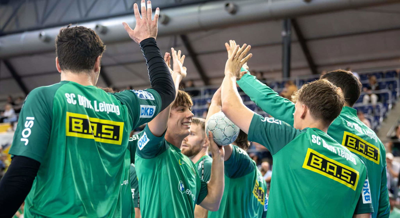 SC DHfK Mannschaft klatscht ab