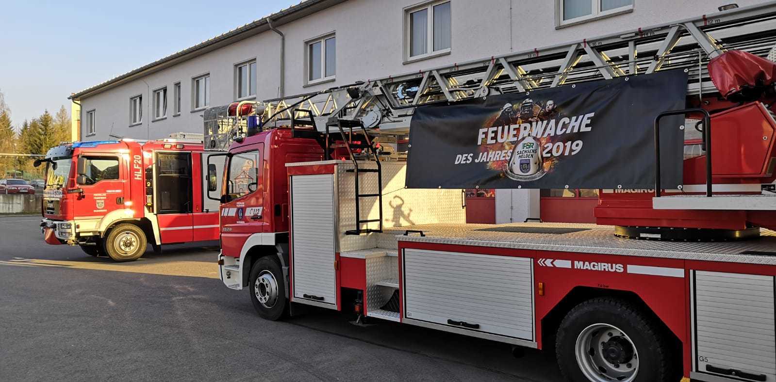 feuerwehr_mit_banner_marienebrg.jpg