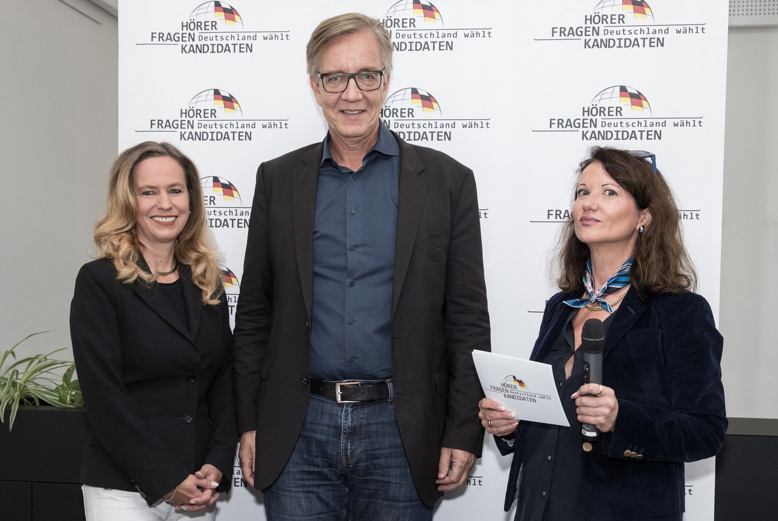 v.l.n.r.: Grit Leithäuser (Radiozentrale); Dietmar Bartsch (Die Linke); Anja Stein (Deutsche Presseagentur dpa) Foto: © Radiozentrale / Jörg Carstensen 