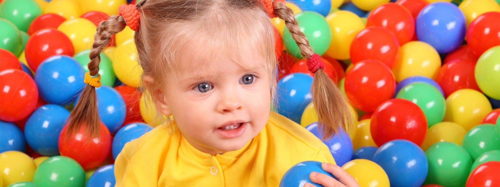 Mädchen im Bällebad Header