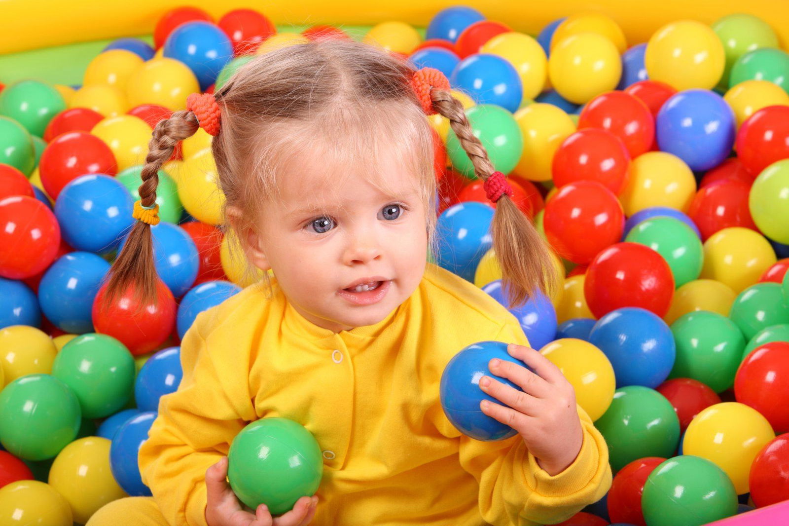 Mädchen im Bällebad