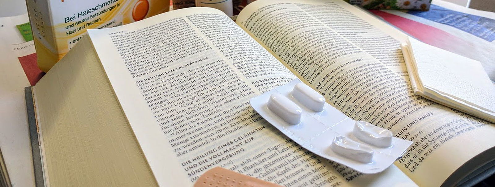 Bibel und Hausapotheke